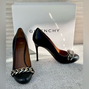 Givenchy black leather Escarpin chain round toe pump size 37,5 Authentic